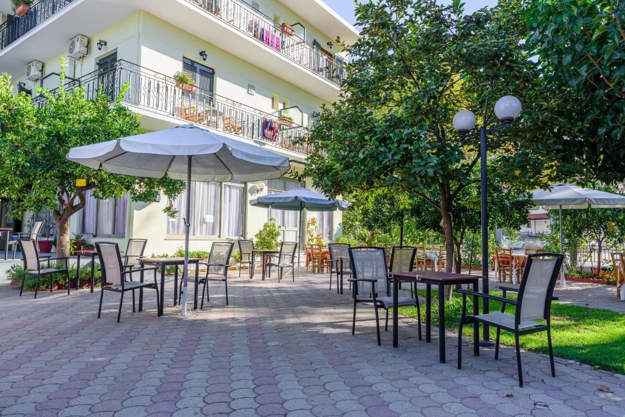 פלאטניאס Des Roses Hotel מראה חיצוני תמונה