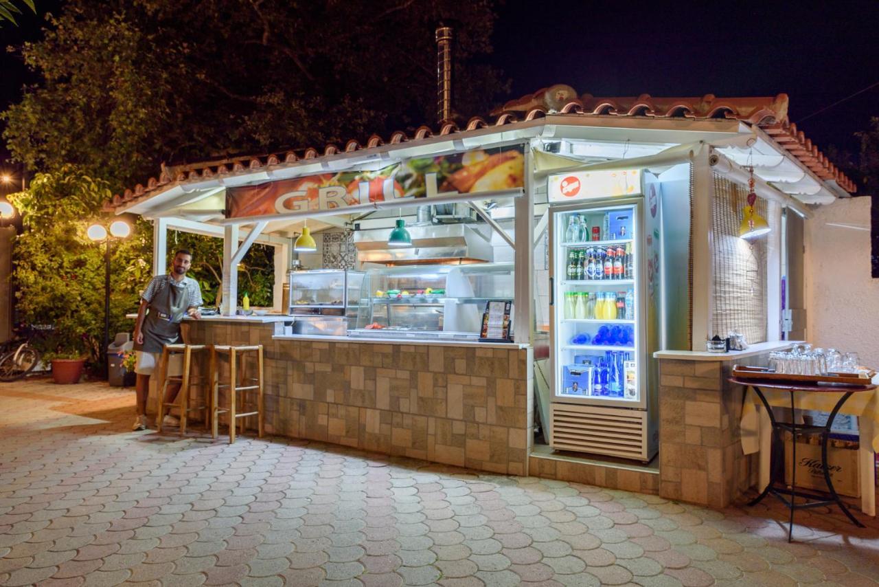 פלאטניאס Des Roses Hotel מראה חיצוני תמונה