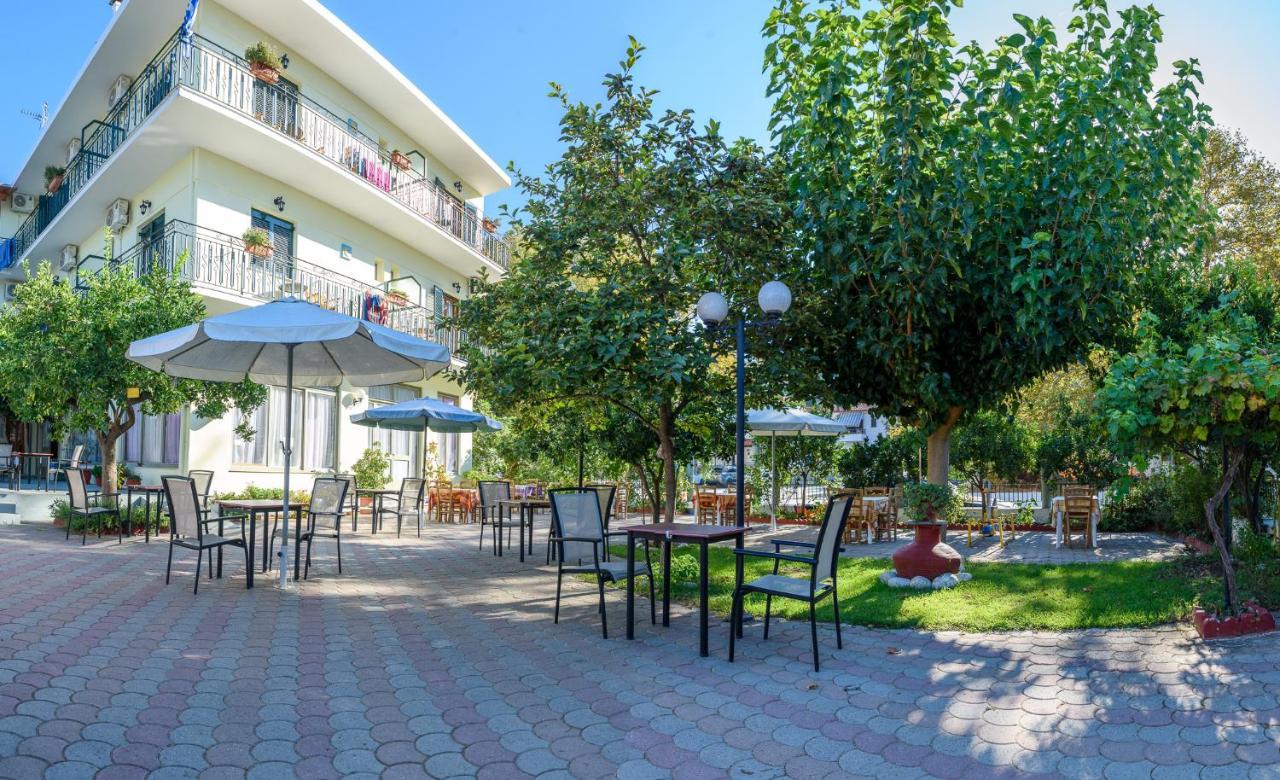 פלאטניאס Des Roses Hotel מראה חיצוני תמונה