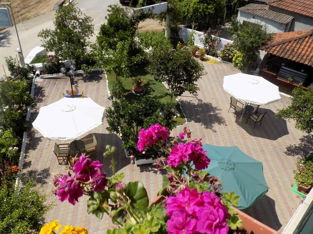 פלאטניאס Des Roses Hotel מראה חיצוני תמונה