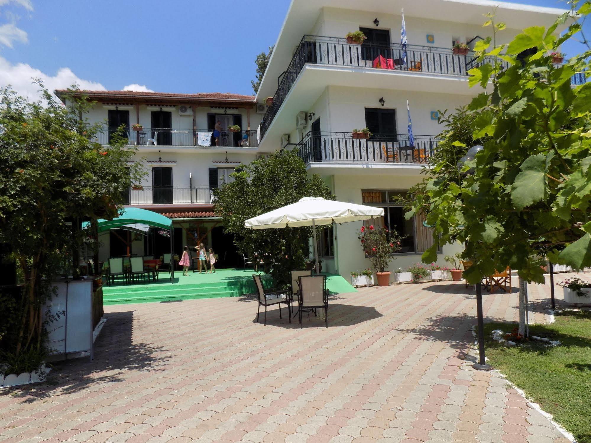 פלאטניאס Des Roses Hotel מראה חיצוני תמונה