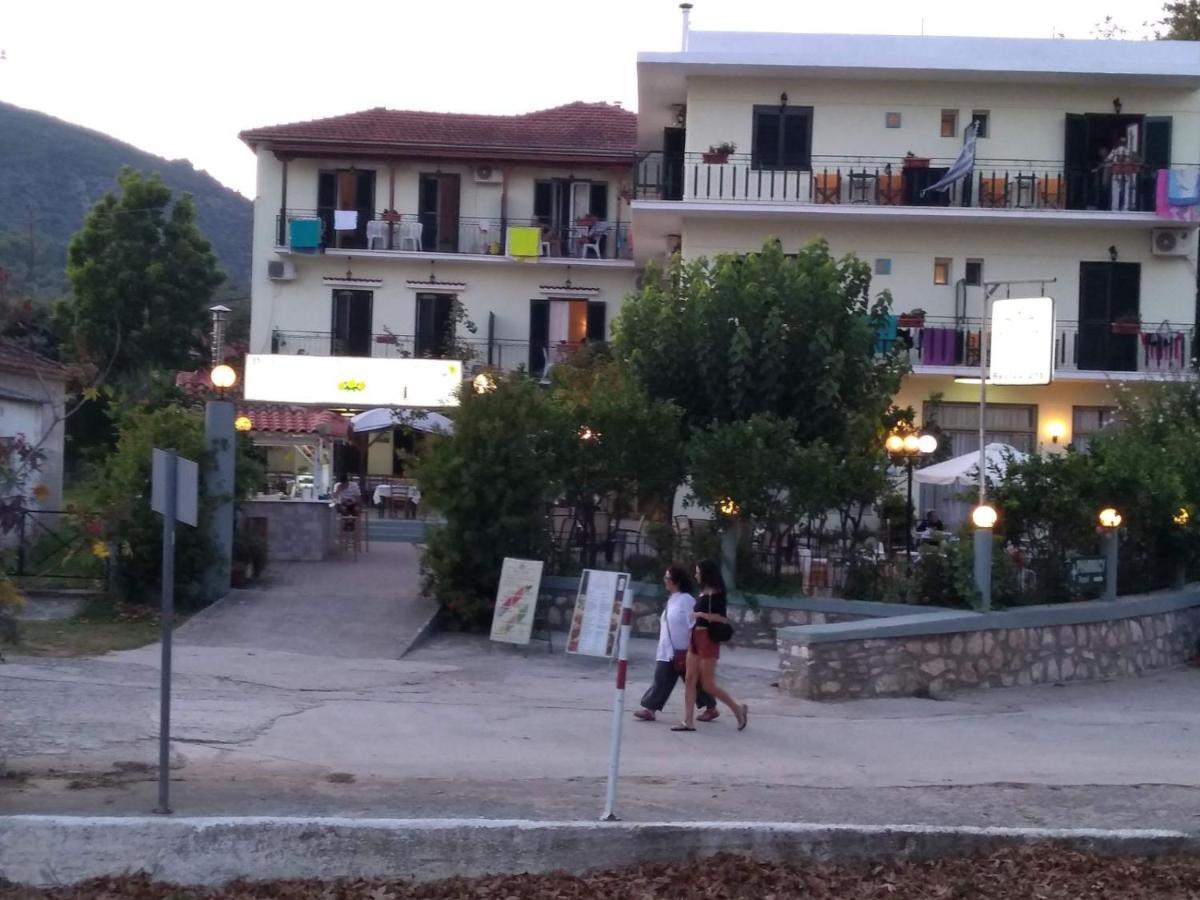פלאטניאס Des Roses Hotel מראה חיצוני תמונה