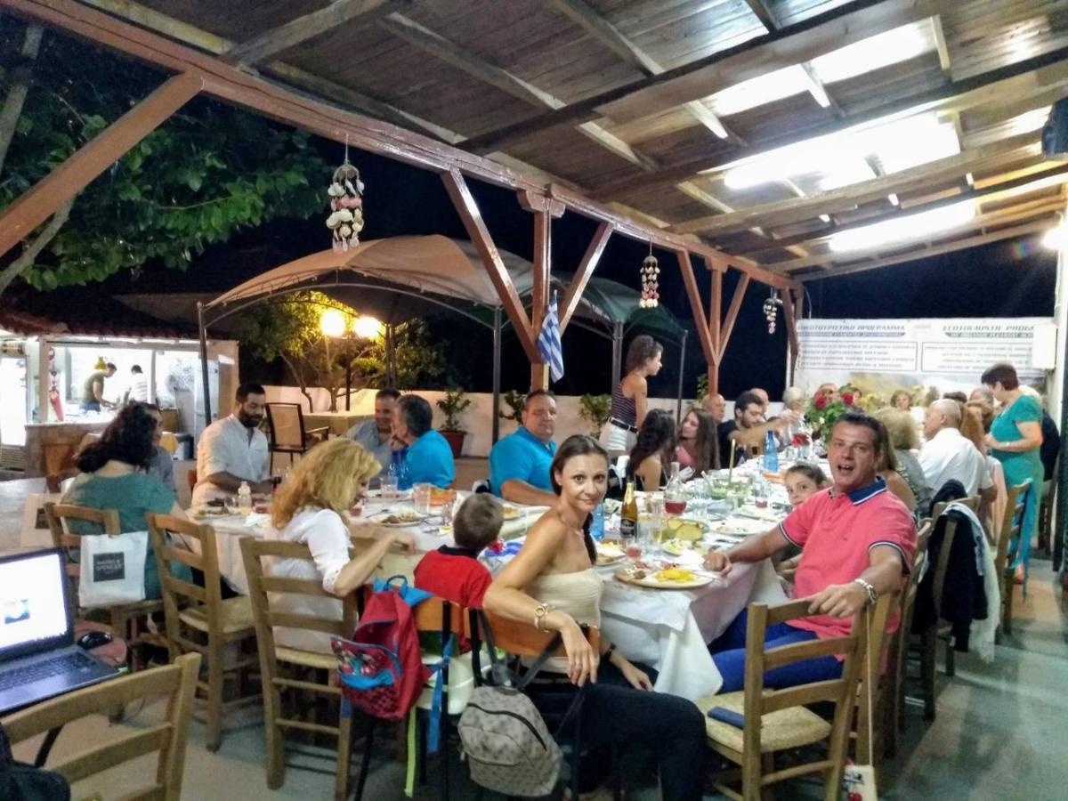 פלאטניאס Des Roses Hotel מראה חיצוני תמונה