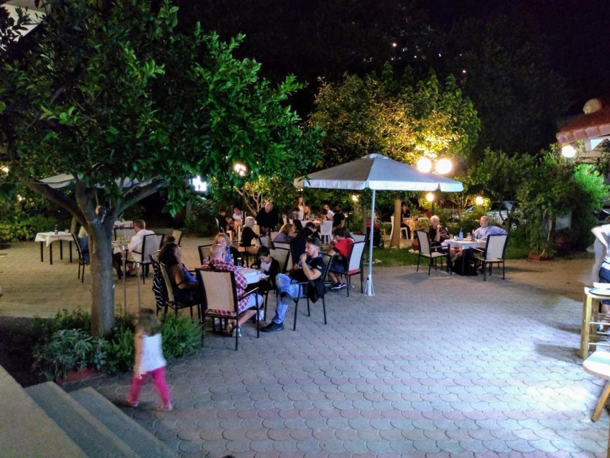 פלאטניאס Des Roses Hotel מראה חיצוני תמונה