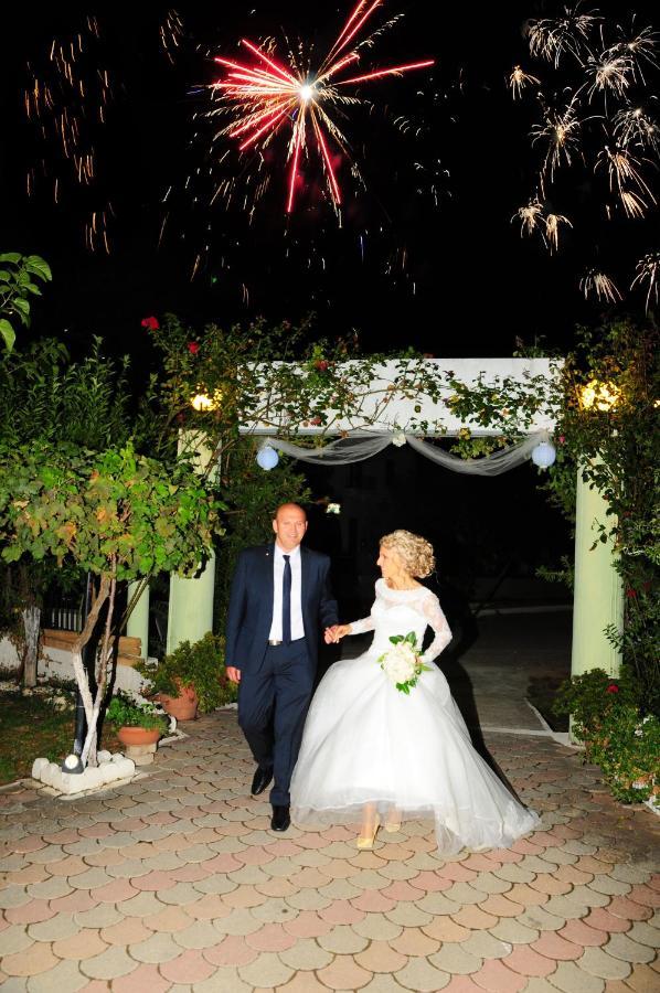 פלאטניאס Des Roses Hotel מראה חיצוני תמונה