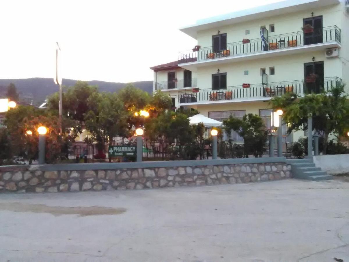 פלאטניאס Des Roses Hotel מראה חיצוני תמונה